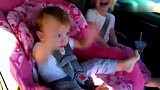 小宝宝在车上睡着了，爸爸放音乐，接下来宝宝的反应让全家笑翻了