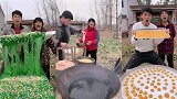 小伙给全村人做个巨大鸡排汉堡
