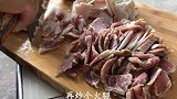 养了一年多的老鸭，老妈终于舍得吃了，看看是谁有这个口福？