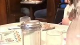 女的偷偷给他的丈夫跟他朋友点一杯奶昔