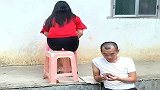 小伙子拿仙人球整蛊美女，没想到结果搬石头砸了自己脚，好尴尬啊