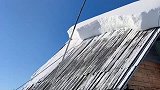 屋顶上面的积雪，用工具慢慢弄下来，看着真的很刺激！