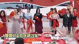 那英拒绝张柏芝拥抱后，又亲密揽着她似闺蜜，网友你背叛了王菲