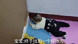 宝宝趴在墙角扒了半天，爸爸过去一看气坏了，这次宝宝终于挨打了