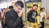 太感人！埃神告别上海眼眶湿润 大批球迷机场送别小熊