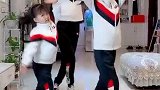 跟孩子相处也要像做朋友一样，和孩子们一起跳舞