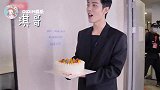 肖战为张淇庆生，亲自端着蛋糕送祝福，心意十足