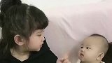 姐姐训二胎弟弟，这认真的样子，和妈妈一模一样