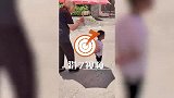93岁太奶奶怕重孙子暴晒，举太阳伞紧紧跟着，孙子可不淡定了！