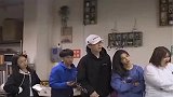 兄弟，这么多人看着里，你就不尴尬嘛！