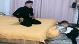 爸爸假装把媳妇推下床，儿子竟这反应，不愧是小情人呀！
