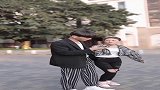 女友嫌小伙玩手机不理自己跟他闹，小伙一个动作男友力max