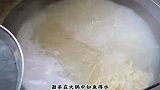 不同于老北京炸酱面，山西炸酱自成一派，一招一式皆是功夫