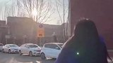 消防员执勤路过家门口，远远与妻子打了个招呼，下次休假好好陪你