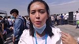 妹子参加重庆摩博会，赛车特技表演正精彩呢，结果却被叫停了