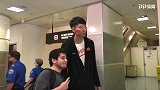 【PP体育在现场】外国球迷找周琦合影 大魔王这英语什么水平