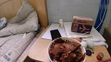 小超vlog：工地食堂伙食，晚上搞半碗卤牛肉，再加两个咸鸭蛋