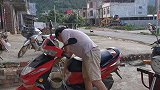 刚下完雨，小农和表哥去钓鱼，道出了雨后钓鱼容易放空的秘密