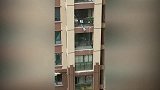 3岁男童从6楼阳台翻落 被楼下众人用棉被惊险接住