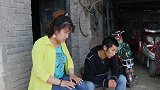 妻子去给加班丈夫送夜宵，推开门看见个女人，怒把饭甩丈夫脸上