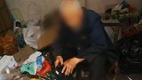 湖北一八旬老人痴迷拾荒 百万门面房堆满垃圾