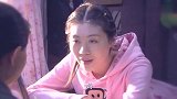 袖珍妈给笑笑做了酥油饼，可笑笑怎么也动不了，原来这都是一场梦