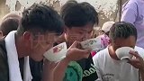 小伙“战术性擦嘴”躲酒，结果被好友识破