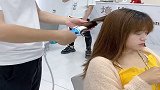 帅哥给美女烫发，结果一不小心把头发弄掉了，这下尴尬了！