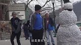 下雪了不要轻易触碰雪人哦雪人可能会动哦，还是个恶作剧哦