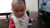 9月大宝宝坚持站着看动画片，这画面，怎么看都很好玩