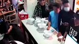 外卖员等待取餐情绪失控