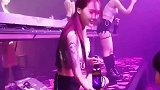 小哥酒吧喝酒猜拳，怎么每次都会输，网友：我看他就是想喝酒