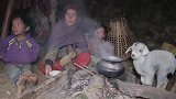尼泊尔穷人家住牛棚，生了四个小孩，晚饭只炒一个土豆