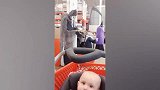 商场里面的小怪兽，把宝宝吓成这个样子，哈哈哈！