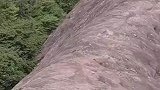 游客的手机不慎掉落，顺着山坡滚下山