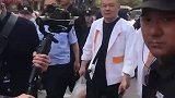 就是厉害走到那都那么受欢迎，保镖众多