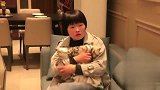 小两口合伙抓坏蛋，没想坏蛋一句话老公被老婆修理，真有意思
