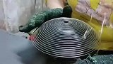 一根铁丝搞定，成本也太低了吧