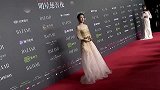 芭莎慈善夜赵丽颖产后亮相浅笑迷人