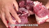 炖骨头汤，切记不要直接炖，教你饭店不外传秘方，汤鲜肉香无腥味