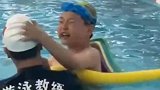 男孩学习游泳太紧张，一把将教练按进水里
