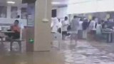 食堂涨水，学生淡定吃饭