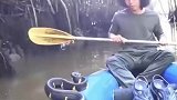 小伙亚马逊漂流遇到水蛇来串门，看看他怎么处理，小哥表示：一点都不慌！
