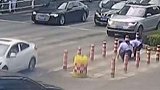广西：私家车当街别停电瓶车？原来是民警抓捕现场