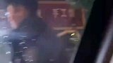 男子去扒人家车上的雪，一回头车主站在身后