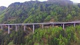 贵州大山里的高速公路，都是隧道和高架桥，真是一项伟大的工程！