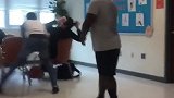 这不会挨打吗？办公室内戏耍+晃倒同事