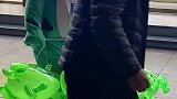 青蛙给我打招呼，玩具掉一个
