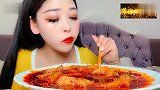 美食分享小姐姐端一盘鸡爪吃得满嘴流油，看起来就很好吃的样子啊