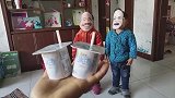 两个熊孩子太搞笑了，为了喝酸奶居然角色扮演